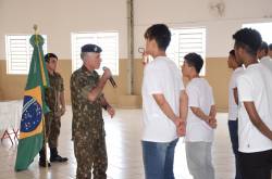 Jovens recebem certificado de dispensa do serviço militar