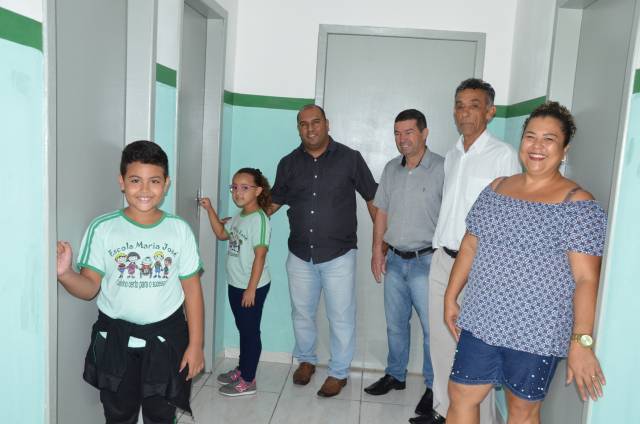 =Prefeito Acácio entrega os novos banheiros da Escola Maria José