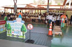 Estudantes participam de aula prática de trânsito