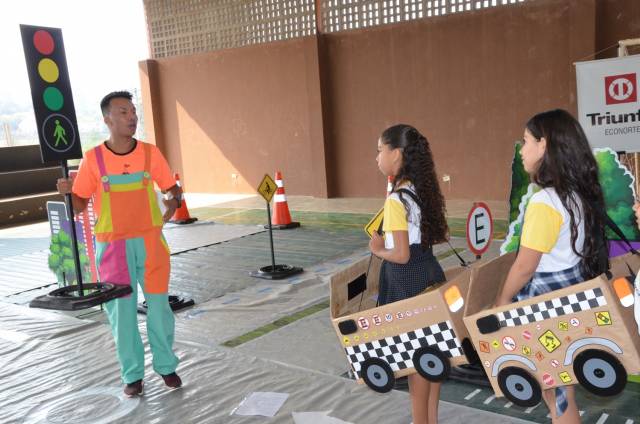 =Estudantes participam de aula prática de trânsito