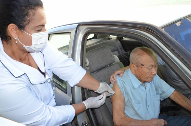 =IDOSOS ACIMA DE 90 ANOS RECEBEM A PRIMEIRA DOSE DA VACINA CONTRA A COVID-19