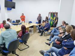 DEPUTADO FELIPE FRANCISCHINI DESTINA 2 CAMINHÕES  E MAIS 200 MIL PARA A SAÚDE.