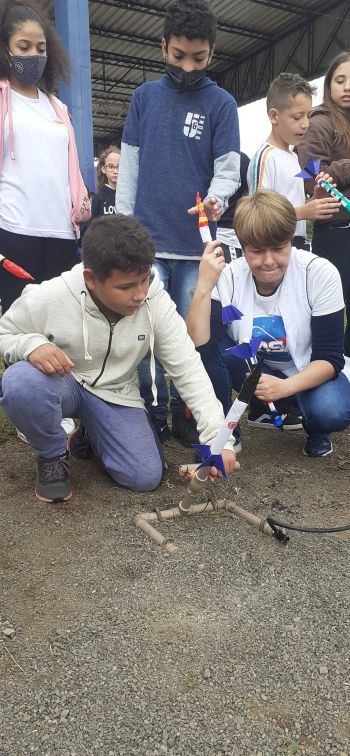 LANÇAMENTO DE FOGUETE NA REDE MUNICIPAL.