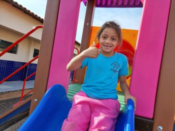 PREFEITURA IMPLANTA PARQUE INFANTIL NA ESCOLA PE FRANÇA E CMEI PINGO DE GENTE.
