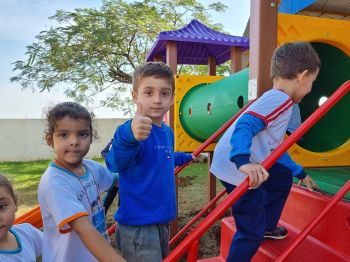 PREFEITURA IMPLANTA PARQUE INFANTIL NA ESCOLA PE FRANÇA E CMEI PINGO DE GENTE.