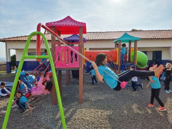 PREFEITURA IMPLANTA PARQUE INFANTIL NA ESCOLA PE FRANÇA E CMEI PINGO DE GENTE.