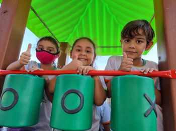 PREFEITURA IMPLANTA PARQUE INFANTIL NA ESCOLA PE FRANÇA E CMEI PINGO DE GENTE.