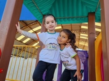 PREFEITURA IMPLANTA PARQUE INFANTIL NA ESCOLA PE FRANÇA E CMEI PINGO DE GENTE.