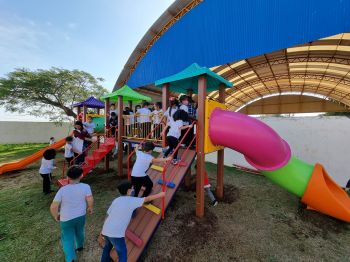 PREFEITURA IMPLANTA PARQUE INFANTIL NA ESCOLA PE FRANÇA E CMEI PINGO DE GENTE.