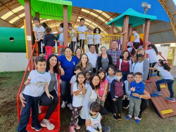 PREFEITURA IMPLANTA PARQUE INFANTIL NA ESCOLA PE FRANÇA E CMEI PINGO DE GENTE.