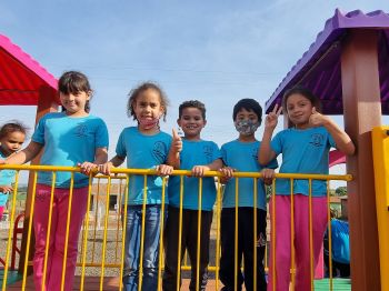 PREFEITURA IMPLANTA PARQUE INFANTIL NA ESCOLA PE FRANÇA E CMEI PINGO DE GENTE.