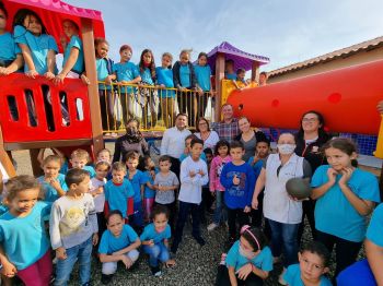 PREFEITURA IMPLANTA PARQUE INFANTIL NA ESCOLA PE FRANÇA E CMEI PINGO DE GENTE.