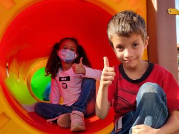 PREFEITURA IMPLANTA PARQUE INFANTIL NA ESCOLA PE FRANÇA E CMEI PINGO DE GENTE.
