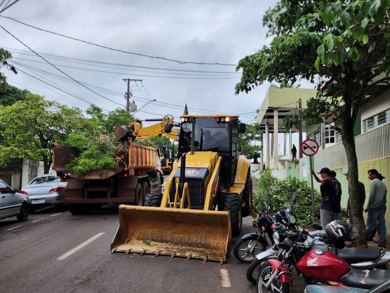 =FORÇA-TAREFA NAS RUAS: PREFEITURA DE ASSAÍ TRABALHA NA LIMPEZA E REPAROS APÓS TEMPORAL 