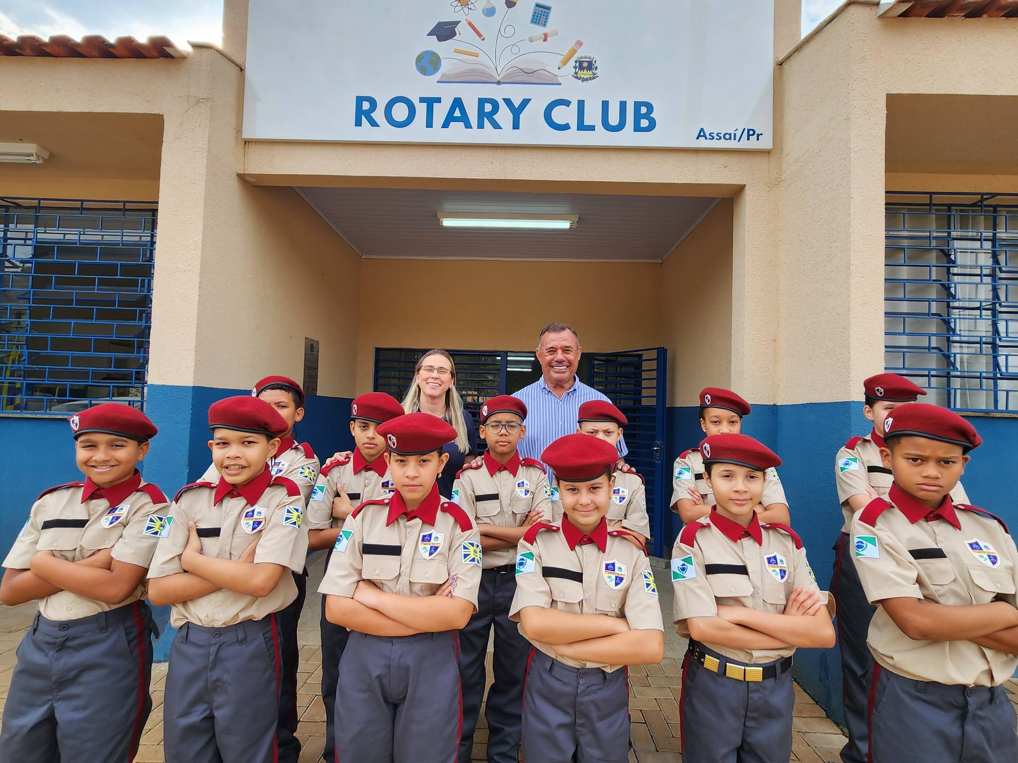 ESCOLA CÍVICO-MILITAR ROTARY CLUB RECEBE NOVO UNIFORME DE GALA.