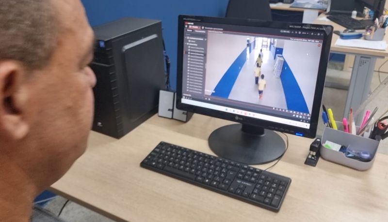 100% DAS ESCOLAS COM MONITORAMENTO 24 HORAS