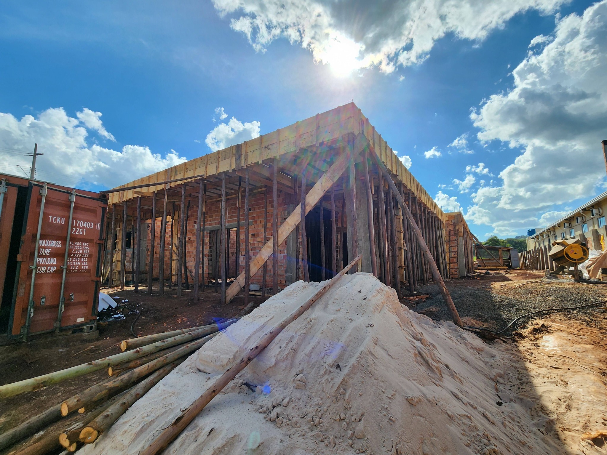 OBRA DO CENTRO DE ATENDIMENTO AO NEURODIVERGENTE AVANÇA EM ASSAÍ.