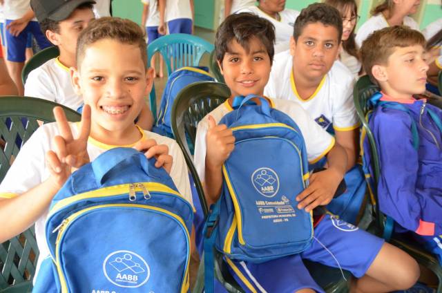 AABB Comunidade entrega Kits de materiais  para os alunos