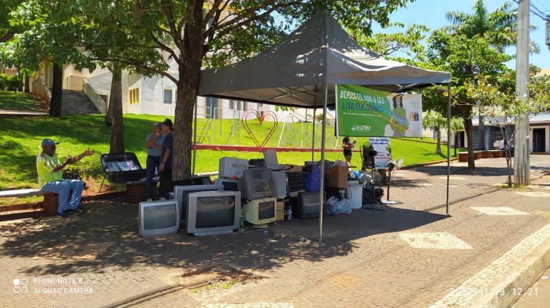 AÇÃO AMBIENTAL RECOLHE UMA TONELADA DE LIXO ELETRÔNICO.