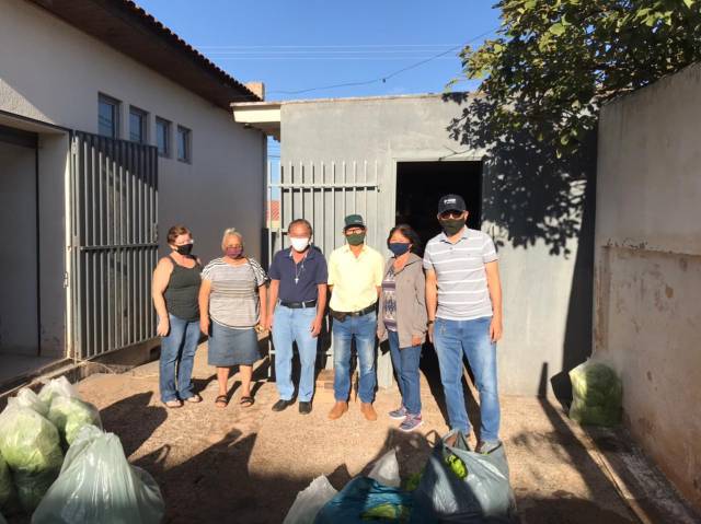 AGRICULTORES FAZEM ENTREGAS AO PNAE