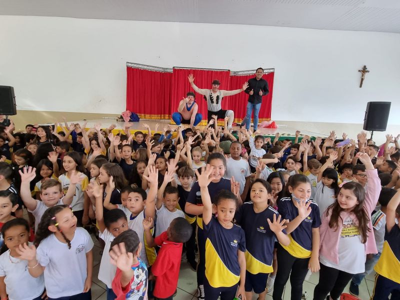 ALUNOS ASSITEM A TEATRO DE PALHAÇO