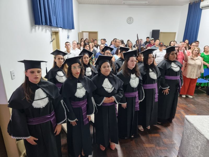 ALUNOS DA UAB ASSAÍ  RECEBEM  DIPLOMAS DE PEDAGOGIA PELA UEM.