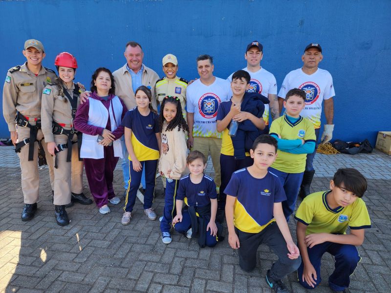 ALUNOS DO 5º ANO PARTICIPAM DO PROJETO BOMBEIRO POR UM DIA.