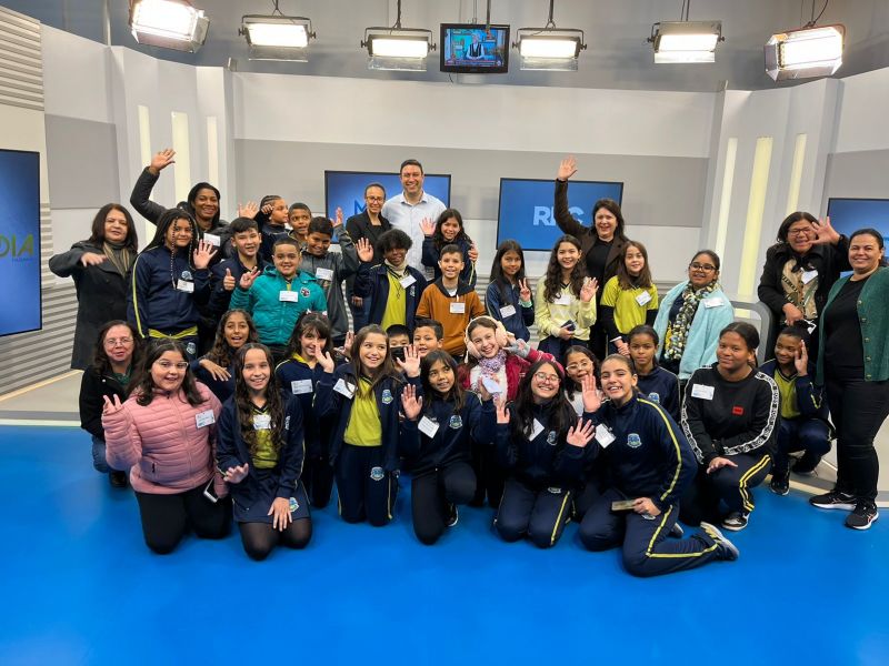 ALUNOS DOS 5º ANOS VISITAM A RPC LONDRINA