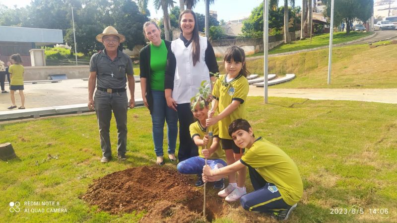 ALUNOS PARCITIPAM DE CONSCIENTIZAÇÃO AMBIENTAL