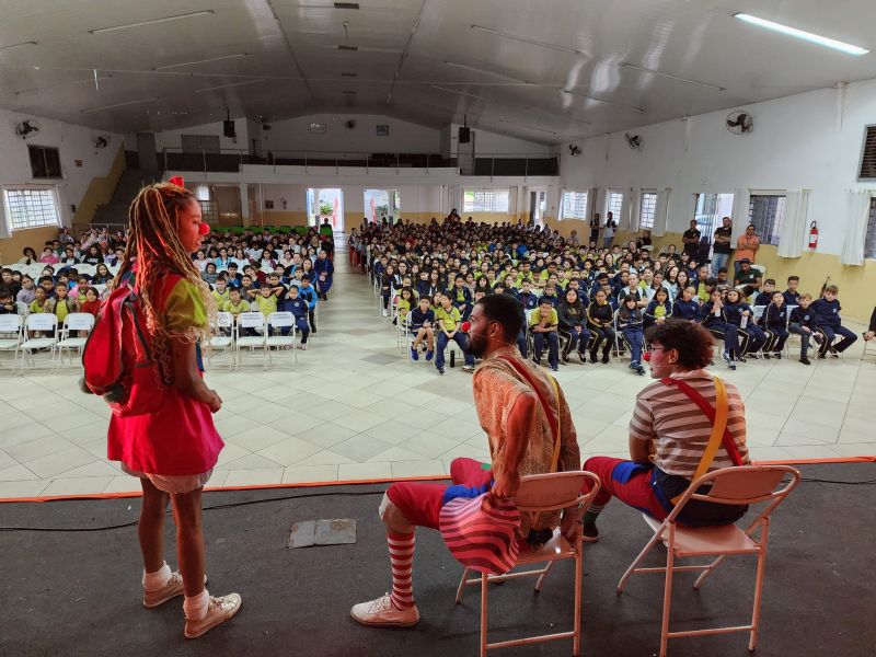 ALUNOS PARTICIPAM DE TEATRO EDUCATIVO SOBRE CONSCIENTIZAÇÃO AO ABUSO SEXUAL