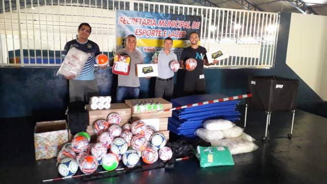 ASSAI RECEBE MATERIAIS ESPORTIVOS.