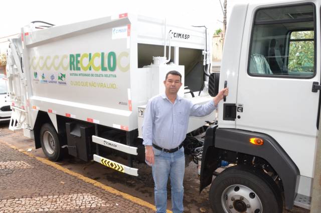 Assaí recebe um caminhão coletor de recicláveis e um carro para a Saúde