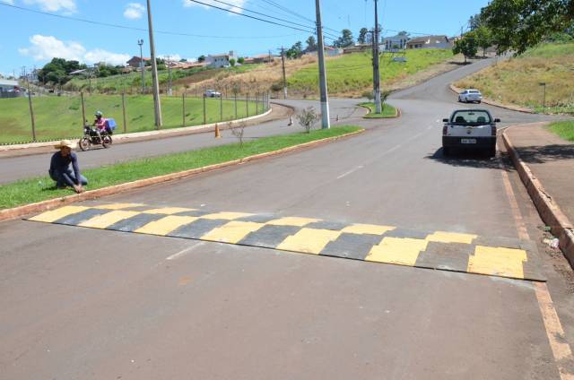 AV PAUL HARRIS RECEBE REDUTOR DE VELOCIDADE