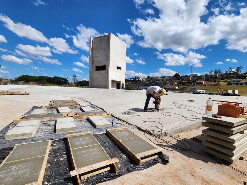 CINEMA E ANFITEATRO AO AR LIVRE EM CONSTRUÇÃO EM ASSAÍ.