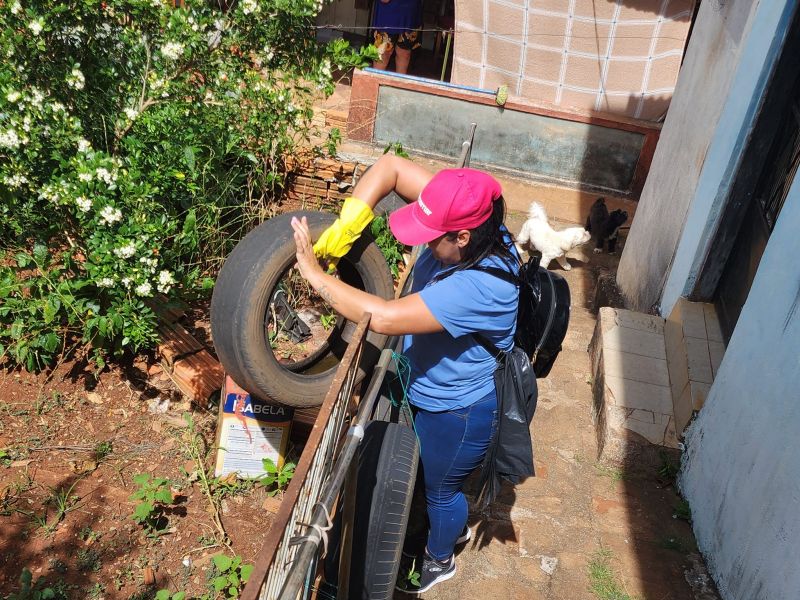 COMBATE A DENGUE COM MUTIRÃO DE LIMPEZA NA CIDADE.