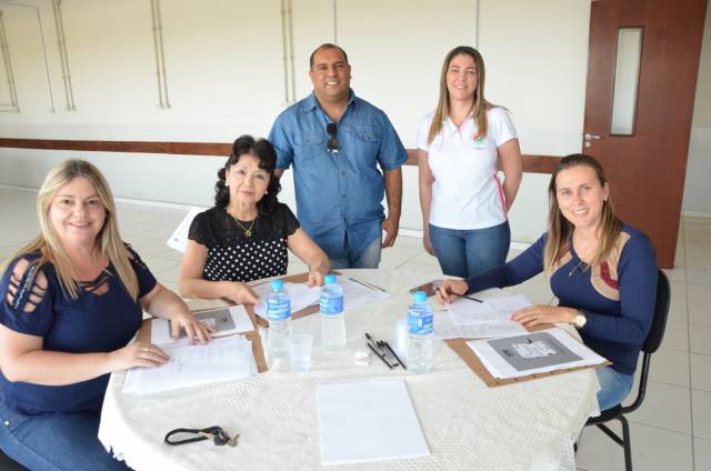 Comissão avalia trabalhos do Projeto Cartão Postal