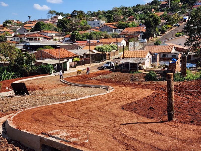 CONSTRUÇÃO DE CALÇADAS NO PROLONGAMENTO DA RUA BRASIL.