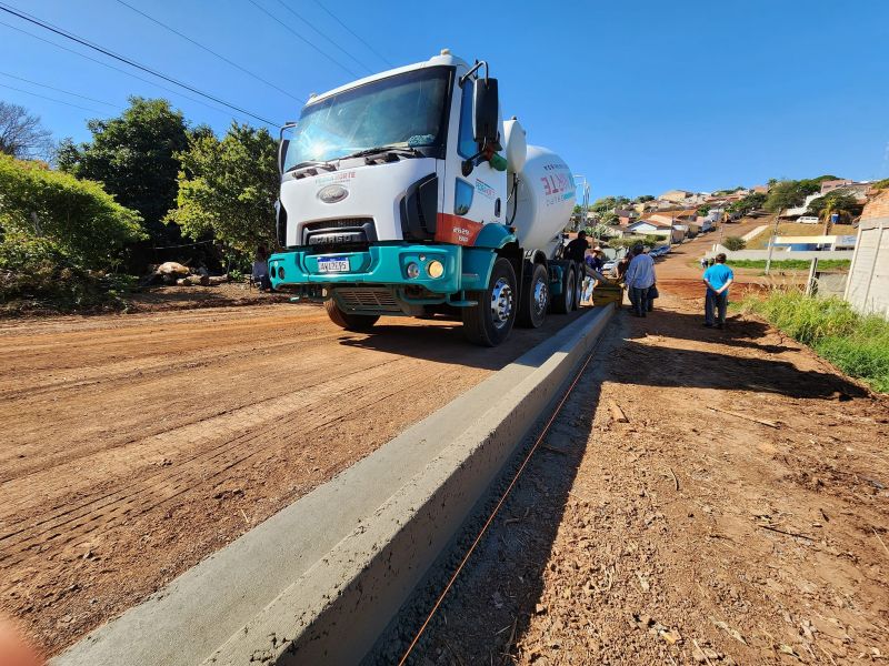 CONSTRUÇÃO DE MEIO-FIO NA RUA MIYUKI SAITO.