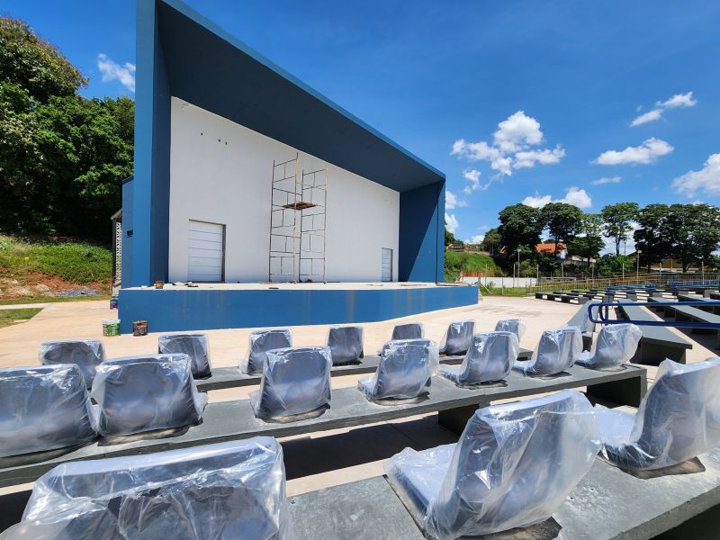 construção do Anfiteatro e Cinema ao Ar Livre avança em Assaí
