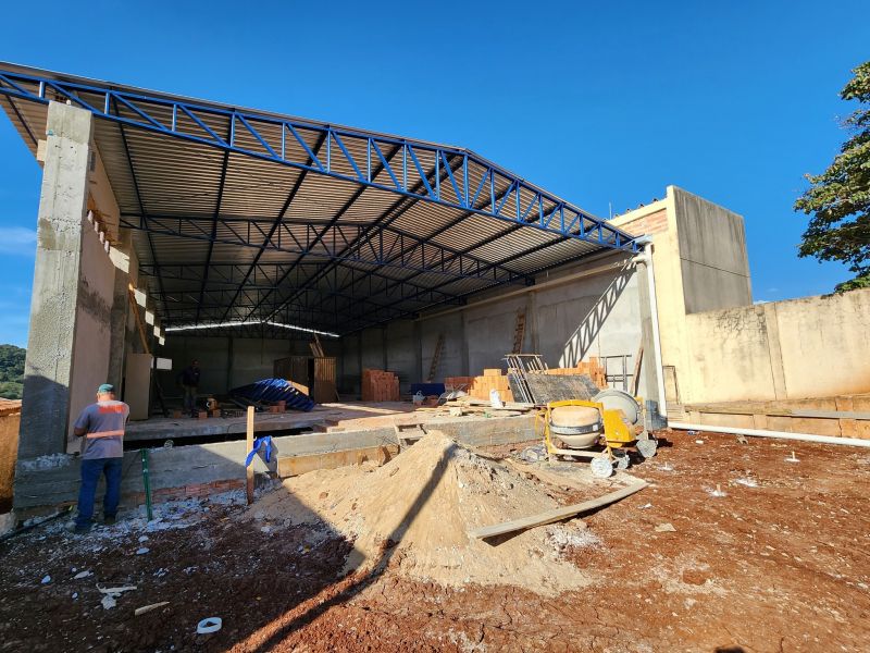 CONSTRUÇÃO DO CENTRO DE LOGÍSTICA MUNICIPAL AVANÇA A CADA DIA.