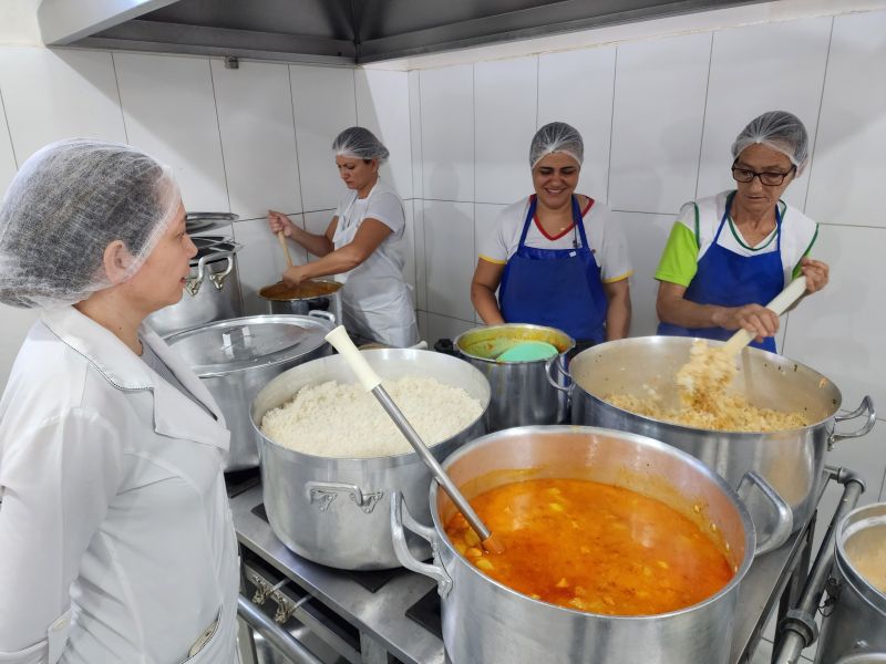 COZINHA CENTRAL REABASTECIDA E ALIMENTAÇÃO DE QUALIDADE GARANTIDANA REDE MUNICIPAL!