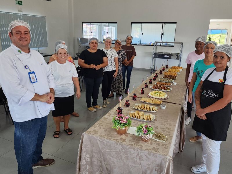 CURSO DE PETISCOS E COMIDA DE BOTECO É CONCLUÍDO COM SUCESSO EM ASSAÍ