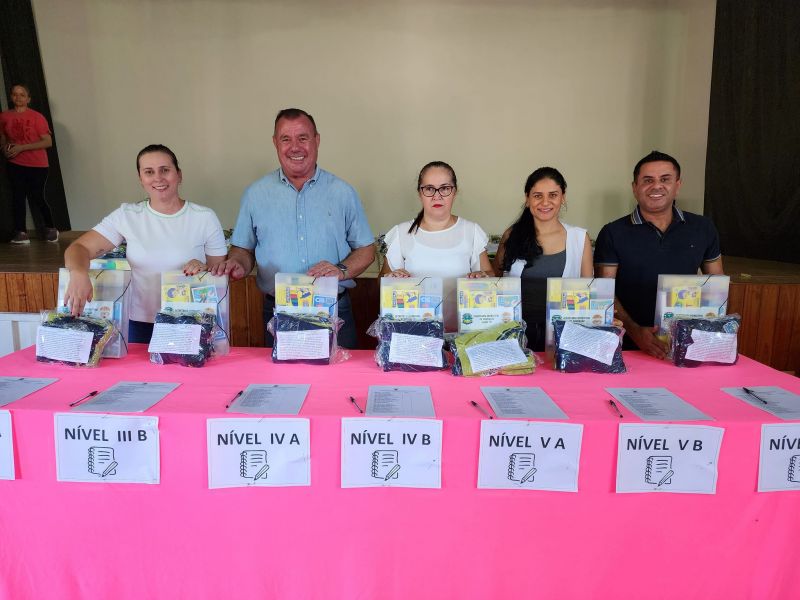 DISTRIBUIÇÃO DE UNIFORMES E MATERIAL ESCOLAR NOS CMEIS E ESCOLAS MUNICIPAIS