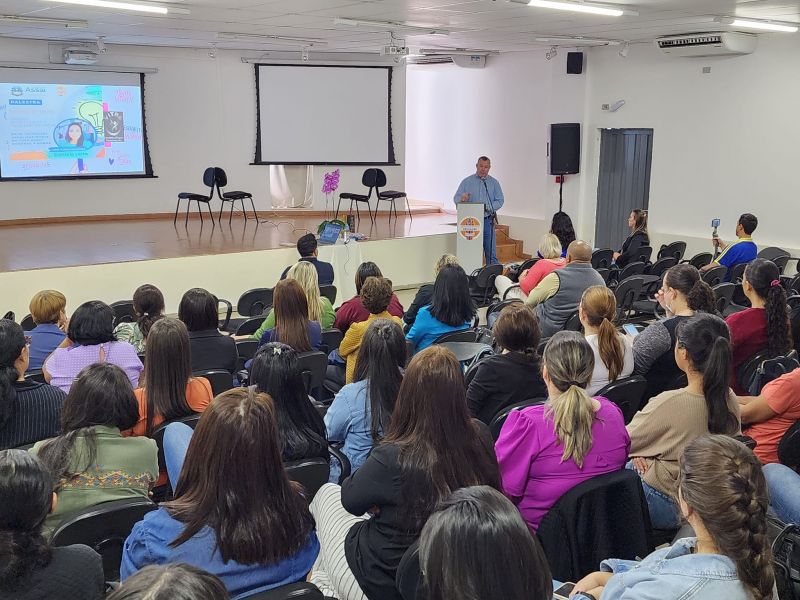 EDUCADORES DA REDE MUNICIPAL PARTIICPAM DO REPLANEJAMENTO DA EDUCAÇÃO.