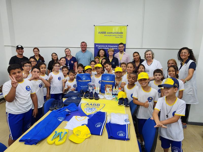 EM PARCERIA COM O BANCO DO BRASIL, PREFEITO TUTI ENTREGA UNIFORMES PARA OS INTEGRANTES DO PROGRAMA AABB COMUNIDADE.