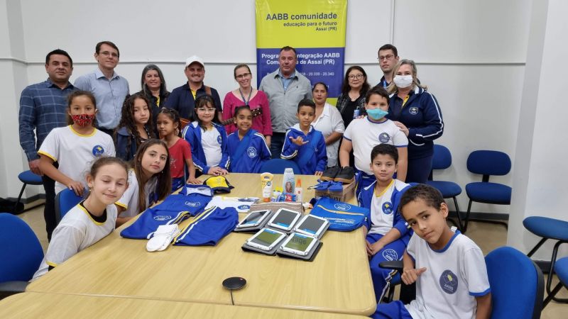 ENTREGA DE UNIFORMES PARA OS INTEGRANTES DO PROGRAMA AABB COMUNIDADE.