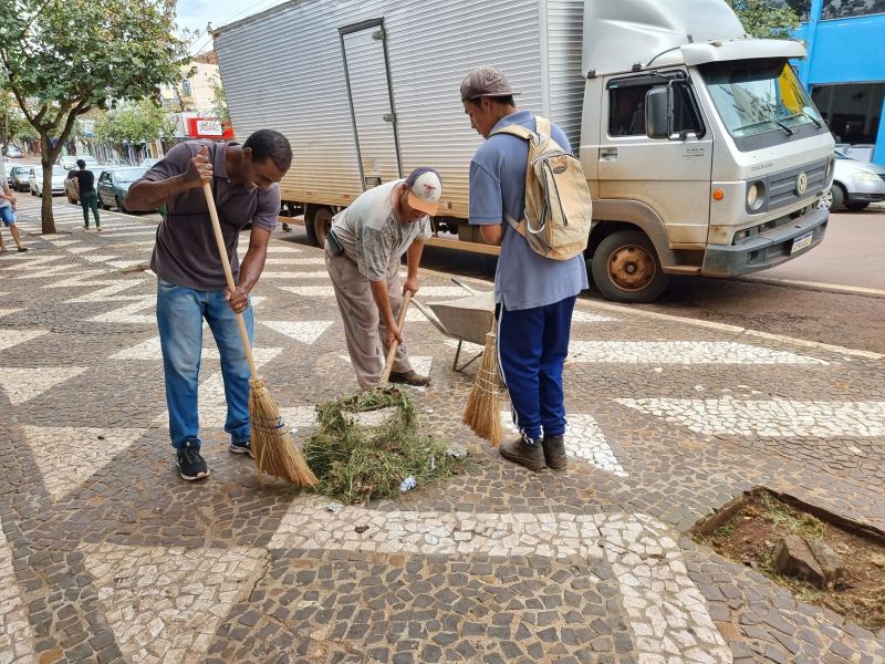 FRENTE DE TRABALHO ATUA NA LIMPEZA DA CIDADE.