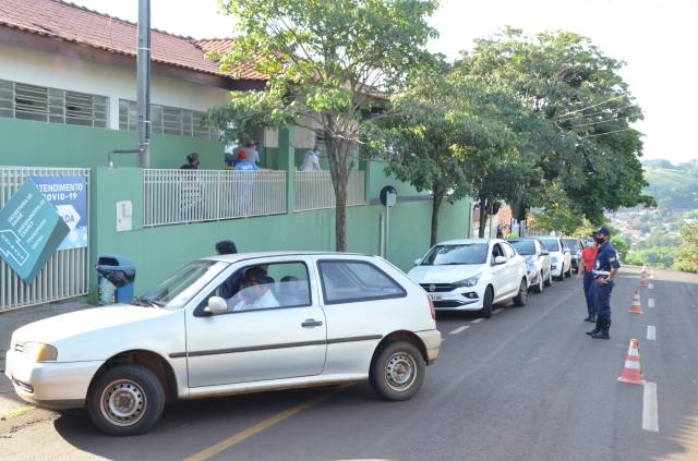IDOSOS DE 79 E 78 ANOS RECEBEM A VACINA CONTRA COVID-19