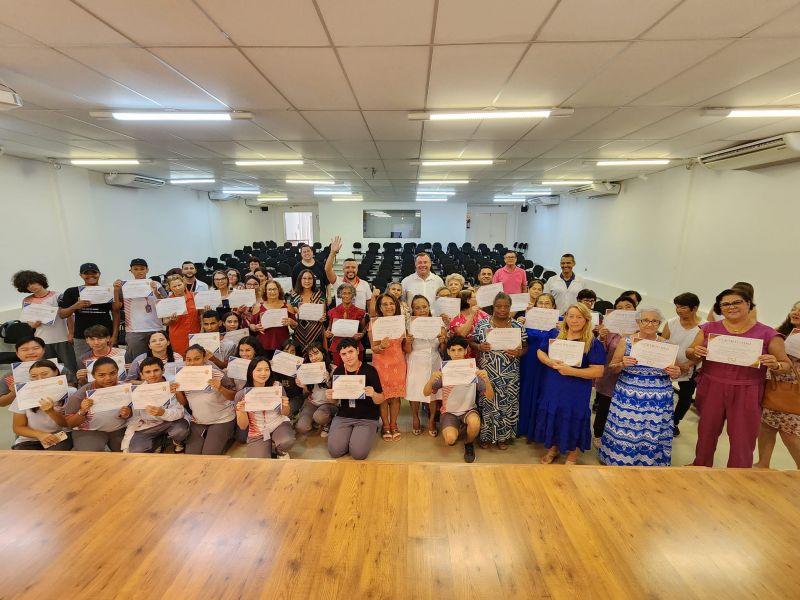 IDOSOS DE ASSAÍ RECEBEM CERTIFICADOS DE INCLUSÃO DIGITAL