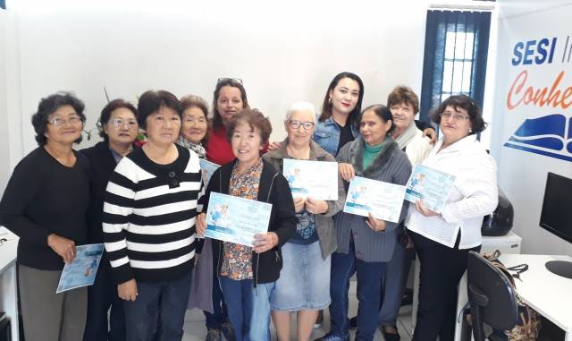 Idosos recebem certificados de inclusão digital